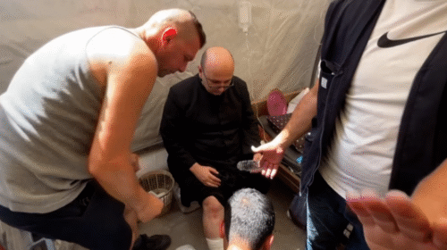 Fue atacada la única iglesia católica de Gaza: dos muertos y cuatro heridos, entre ellos el párroco Gabriel Romanelli
