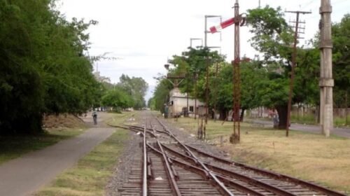 Córdoba: un joven intentó colgarse de un tren, fue arrollado por la formación y ahora está grave