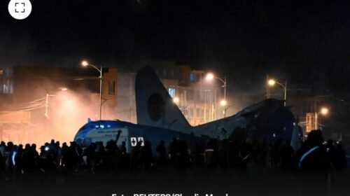 Se estrelló un avión en Bolivia: transportaba billetes y los vecinos trataron de saquearlo