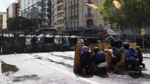 Tensión en el Congreso: hay incidentes entre la policía y los manifestantes mientras se debate la reforma laboral