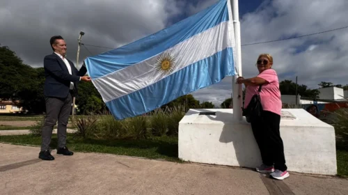 Recambian banderas y mástiles en distintos espacios públicos de la ciudad