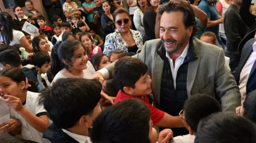 Sáenz puso en marcha la entrega de kits y manuales escolares y reafirmó su defensa del federalismo
