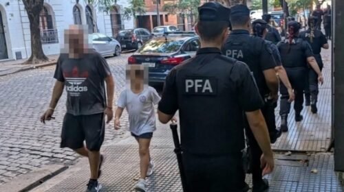 Adorni se hizo custodiar por 60 policías, asustado por la clase abierta de los alumnos de Filosofía