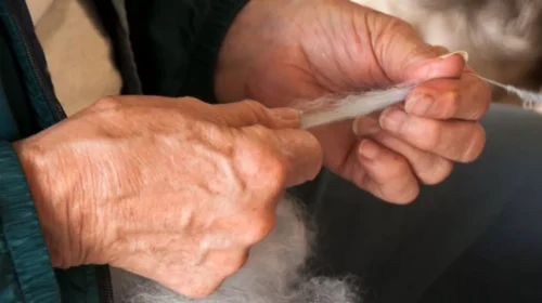 El Mercado Artesanal brindará una masterclass gratuita de hilado artesanal