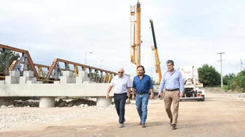 Comenzó la colocación de vigas del nuevo puente sobre el río Vaqueros