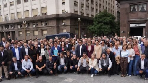 Intendentes preparan una denuncia contra Luis Caputo por presunta malversación de fondos públicos