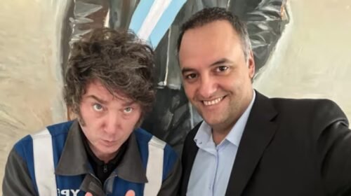 Manuel Adorni suspendió su conferencia y se reunió con Javier Milei