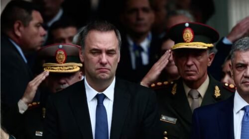 Polémica por un préstamo de 100 mil dólares a Manuel Adorni: investigan el rol de dos policías federales