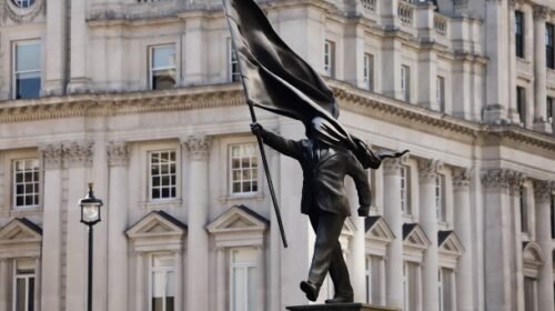 Banksy reaparece en Londres con la estatua de un hombre a punto de caer y con la cara tapada por una bandera