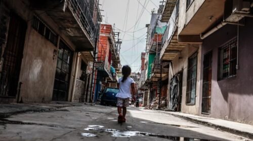Casi 6 de cada 10 niños son pobres en la Argentina y el 30% no come regularmente, según la UCA