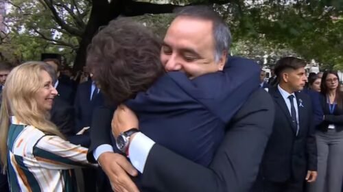 Milei se abraza a Adorni en medio de las polémicas