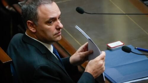 Con el respaldo de Javier Milei, Manuel Adorni se cruzó con la oposición en el Congreso y desafió: “No voy a renunciar”