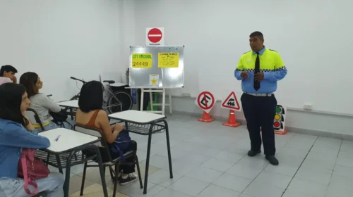 Cerca de 40 adolescentes rindieron el examen teórico para obtener su primera licencia