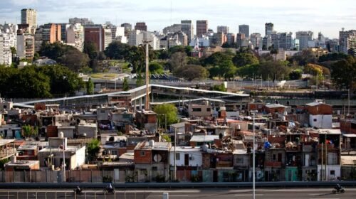 La pobreza bajó al 28%: cuáles los datos que ponen en duda la continuidad de la tendencia descendente