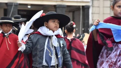 Gala, danza y tradición: multitudinaria convocatoria en los festejos del 25 de Mayo en Salta