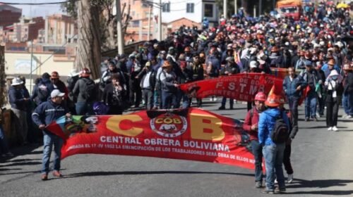Hay incidentes en la marcha contra el Gobierno en Bolivia: los manifestantes se enfrentan con la policía