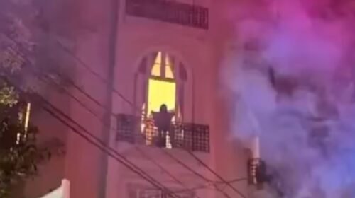 Cristina Kirchner salió al balcón y saludó a la militancia que participó de la Marcha Federal Universitaria