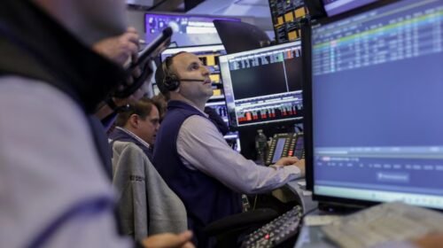 Otro día positivo para los bonos: El riesgo país vuelve a caer y se aleja de los 500 puntos básicos