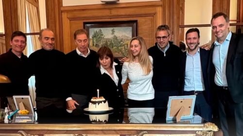 Milei sostiene a Adorni pese al creciente costo político dentro y fuera del Gobierno