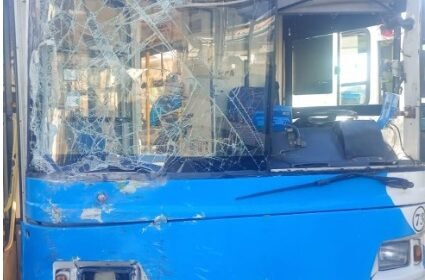 Córdoba: un colectivo perdió el control, chocó contra un centro vecinal y derrumbó una de las paredes