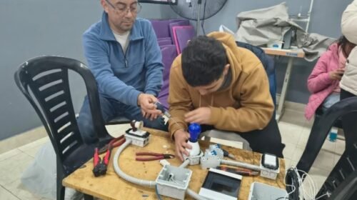 En el CIC de Asunción se dicta un taller de electricidad básica