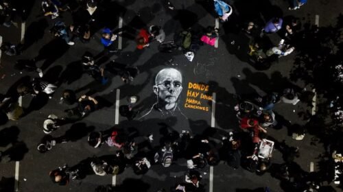 Dolor en el rock local: multitudinaria despedida al Indio Solari antes de su velatorio
