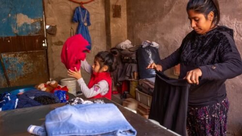 Según UNICEF, la pobreza infantil bajó al 42,3% en 2025 y es la más baja en siete años