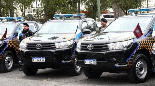 Sáenz entregó 10 nuevos móviles policiales y ya renovó el 60% del parque automotor de la Fuerza