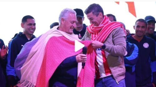 La Selección de Paraguay fue recibida por una multitud y el presidente Santiago Peña pidió la continuidad de Gustavo Alfaro