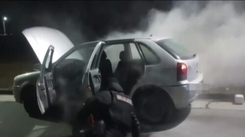 Motoristas rescataron y reanimaron a un hombre atrapado en un auto que se incendiaba
