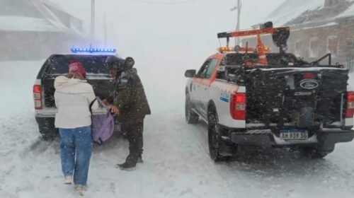 Mendoza: Rescatan a tres turistas varados en la alta montaña por el temporal de nieve