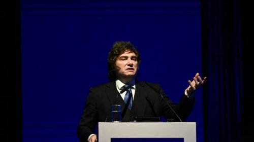 Milei busca prohibir la emisión por ley: ¿Qué copia y en qué se diferencia del exitoso espejo peruano?