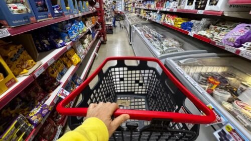 Qué alimentos y artículos dejaron de comprar los argentinos en el supermercado