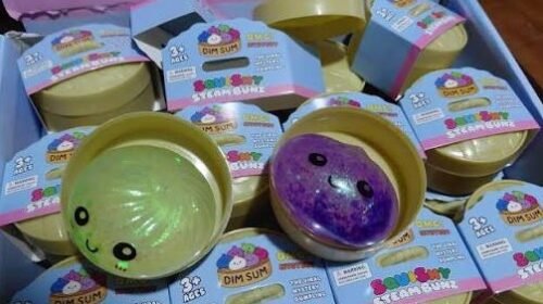 Prohíben en la Argentina el juguete Squeezy Dumpling por “grave riesgo químico”: qué exige la normativa hacer con el producto