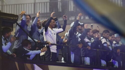 El cálido gesto de la Selección con los hinchas en la caravana desde Ezeiza
