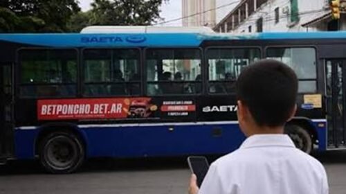La Municipalidad ordenó retirar la publicidad de apuestas de los colectivos de SAETA