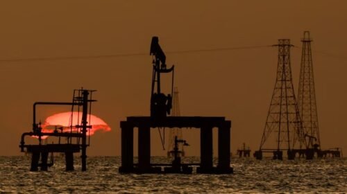 El petróleo se dispara por el conflicto entre EE. UU. e Irán y la tensión en el estrecho de Ormuz