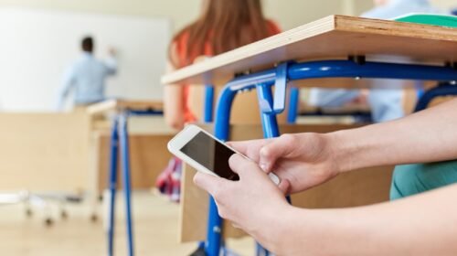 Por qué cada vez más escuelas en el mundo eligen limitar los celulares y volver a lo tradicional