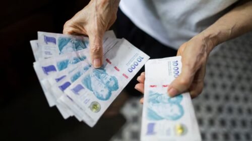 El Gobierno busca fijar un salario mínimo superior a $1 millón en las paritarias