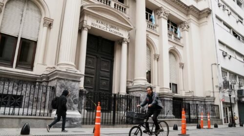 El Gobierno permitió que el dólar mayorista cruce la barrera de los $1.500 y sumó liquidez para sostener la economía