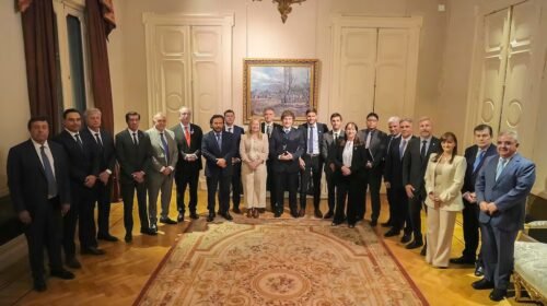 Milei y un viaje a París rodeado de la “casta”