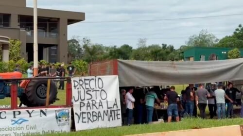 Cobran la mitad de lo que les cuesta producir: fuerte protesta de yerbateros a Milei en Misiones