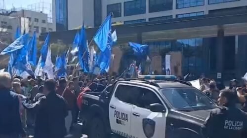 Organizaciones sociales marcharon contra Mercado Libre por las tasas de interés y el endeudamiento