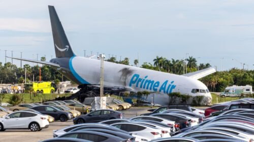 Tragedia en Miami: un avión de carga de Amazon despista e impacta contra varios vehículos dejando al menos cinco muertos