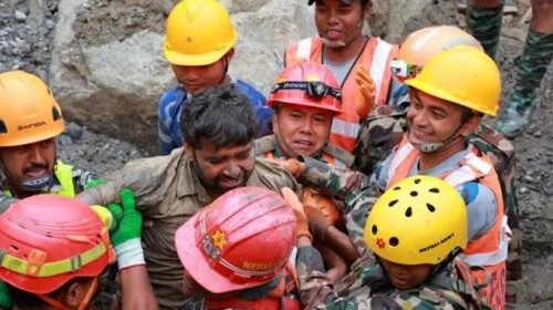 Rescatan con vida a dos trabajadores tras pasar 10 días atrapados por las inundaciones en Nepal