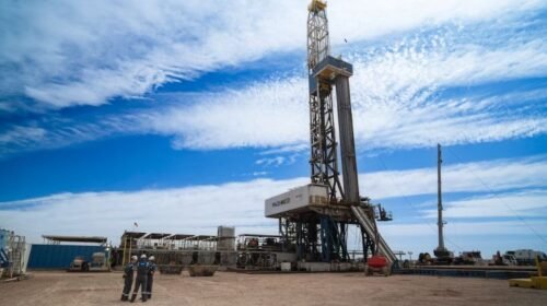 Récord histórico en Vaca Muerta: la producción de petróleo en Argentina rozó el millón de barriles diarios